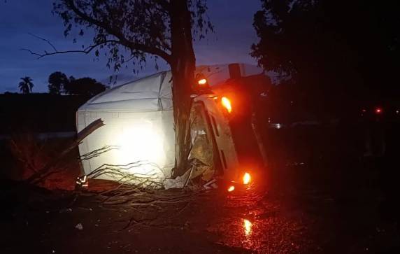 Uma van saiu da pista e colidiu contra uma árvore na lateral da rodovia