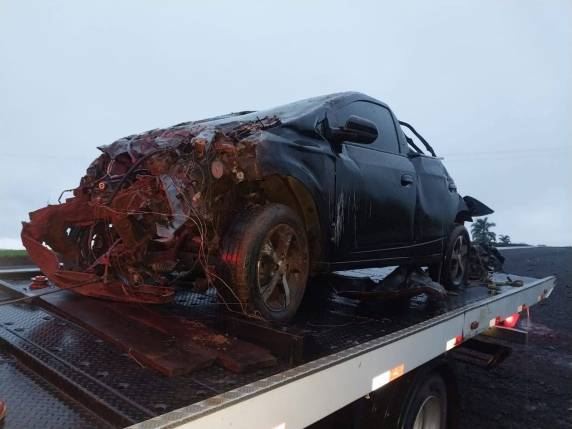 O condutor, que estava sozinho no veículo, ficou ferido e foi socorrido por uma equipe do Serviço de Atendimento Móvel de Urgência (Samu)