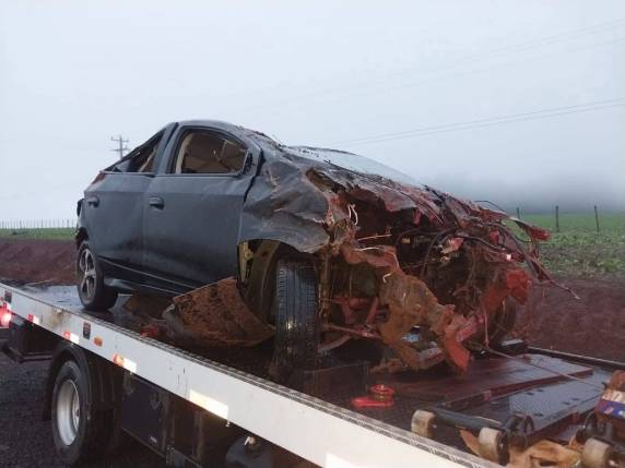 O condutor, que estava sozinho no veículo, ficou ferido e foi socorrido por uma equipe do Serviço de Atendimento Móvel de Urgência (Samu)