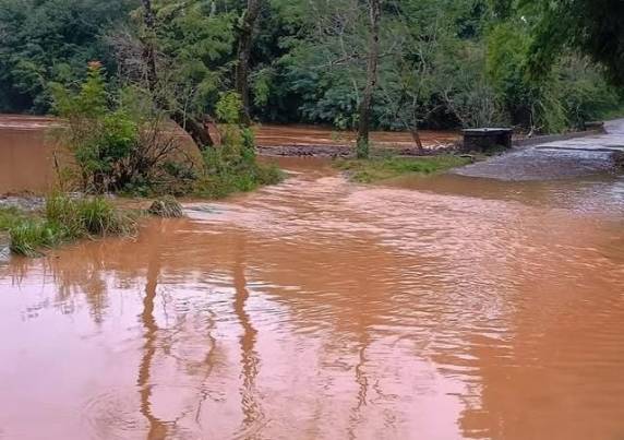 Os motoristas devem utilizar rotas alternativas enquanto persistirem as condições adversas.