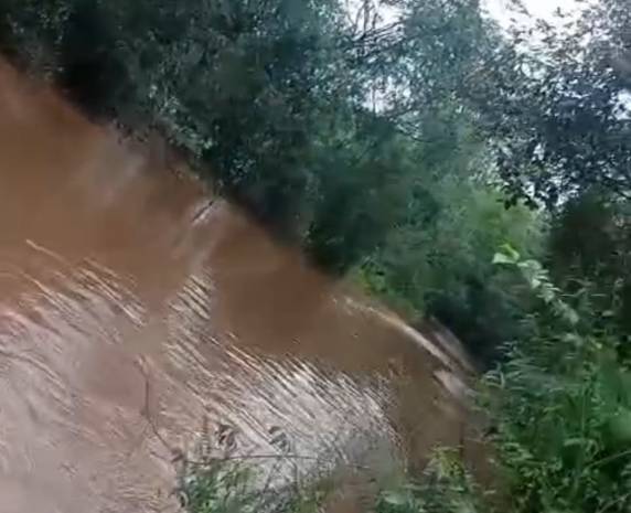 A estrada principal da localidade ficou coberta pela água