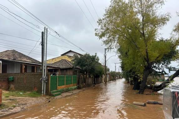 Dois óbitos foram confirmados, e cerca de 4,5 mil pessoas estão fora de casa. Há ainda dezenas de pontos de bloqueio em rodovias