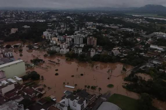 Dois óbitos foram confirmados, e cerca de 4,5 mil pessoas estão fora de casa. Há ainda dezenas de pontos de bloqueio em rodovias