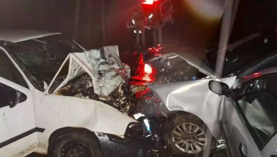 Entre os feridos estão duas crianças que foram levadas ao hospital; Motorista ficou preso às ferragens e sofreu fraturas nas pernas