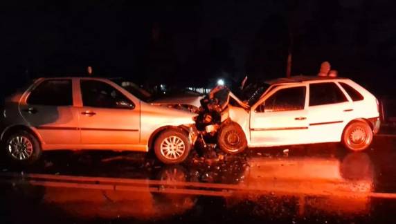 Entre os feridos estão duas crianças que foram levadas ao hospital; Motorista ficou preso às ferragens e sofreu fraturas nas pernas