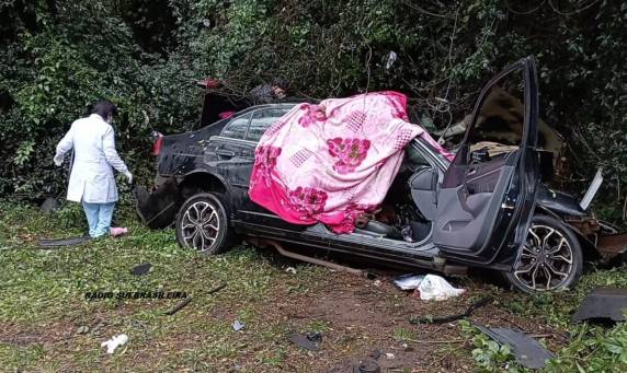 Uma colisão frontal entre! veículos tirou a vida de duas pessoas; família de Chapecó estava a passeio na região