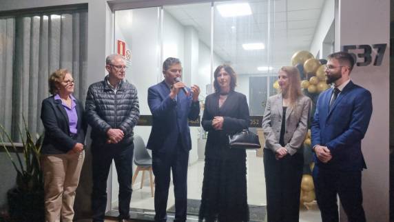 O escritório está localizado na Rua Arnoldo Schneider, nº 537, em frente à Delegacia de Polícia Civil.