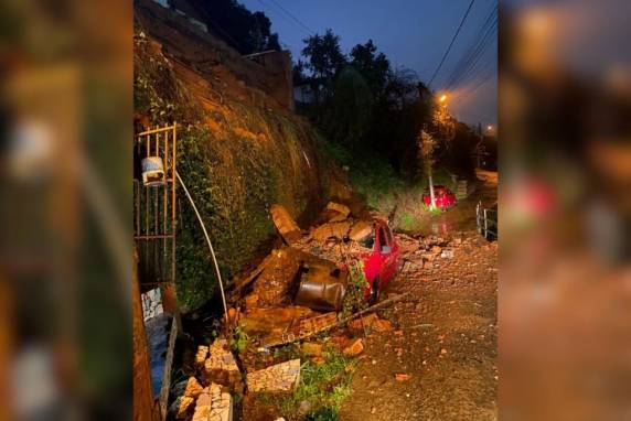 Carro foi atingido, mas não havia ninguém dentro dele no momento do deslizamento