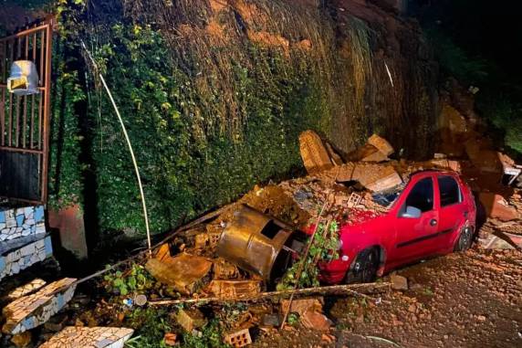Carro foi atingido, mas não havia ninguém dentro dele no momento do deslizamento
