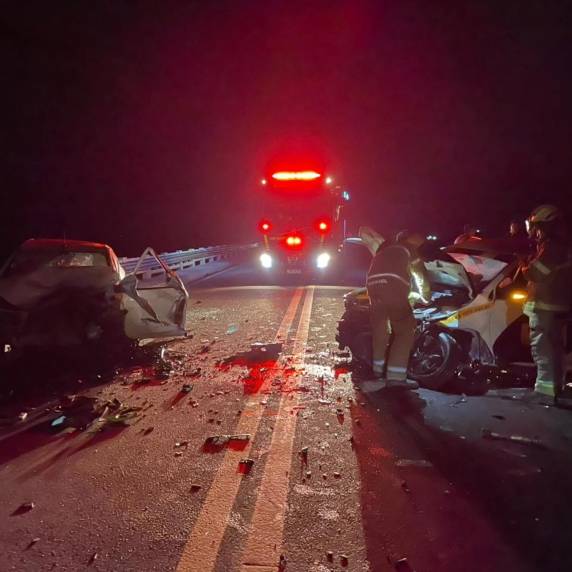 Ocorrência foi registrada na noite deste sábado (21), próximo da chamada Ponte Seca; três veículos se envolveram na colisão
