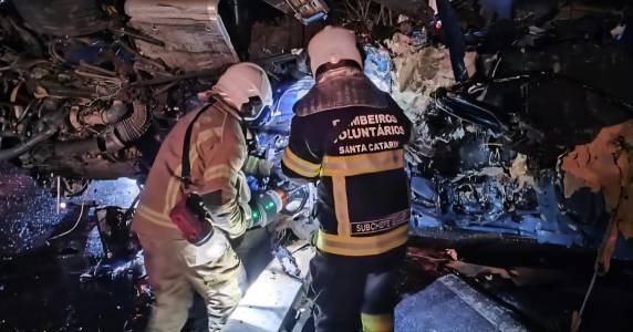 Motoristas dos dois veículos não resistiram aos ferimentos após impacto frontal na noite do sábado