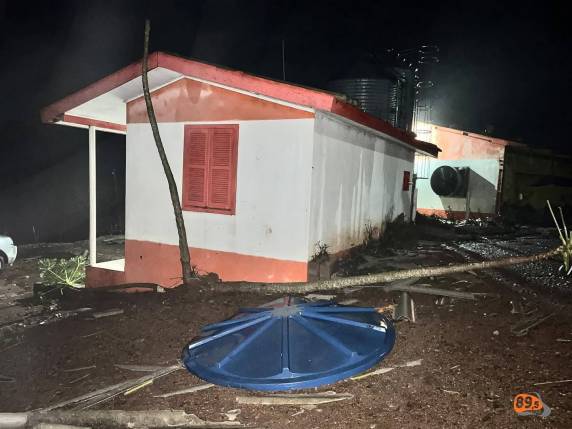 Os ventos intensos, acompanhados de chuva, causaram estragos significativos, incluindo desabamentos, filas de correios e a interrupção do trânsito na SC-163.