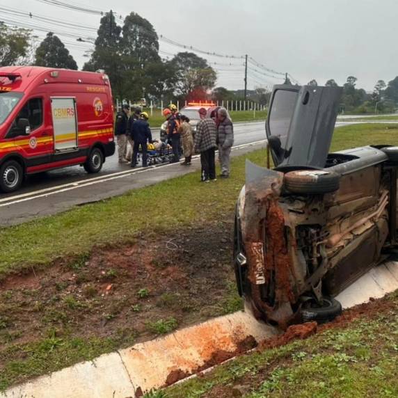 Condutora é encaminhada ao hospital após acidente próximo ao IFSul