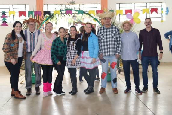 Atividade reuniu oito núcleos de saúde dos bairros e interiores, com danças, brincadeiras e integração em clima de Festa Junina.