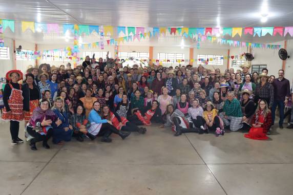 Atividade reuniu oito núcleos de saúde dos bairros e interiores, com danças, brincadeiras e integração em clima de Festa Junina.