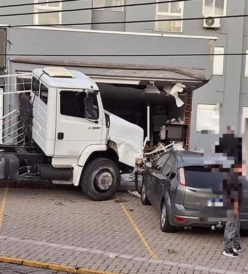 Caminhão  se desgoverna na descida da Buarque no bairro Santa Terezinha, derruba poste, destrói loja e colide em carro estacionado