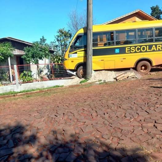 O motorista, que mora nas proximidades, se preparava para iniciar o trajeto de transporte escolar no momento do incidente.