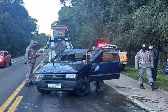 Condutores e passageiros não tiveram ferimentos graves. Bombeiros foram acionados para remover o gelo dos trechos
