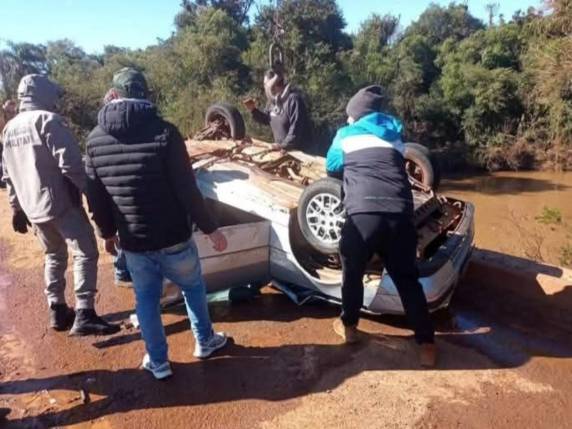 O veículo em que estavam caiu da ponte sobre o Rio São Bento por volta das 5h da manhã.