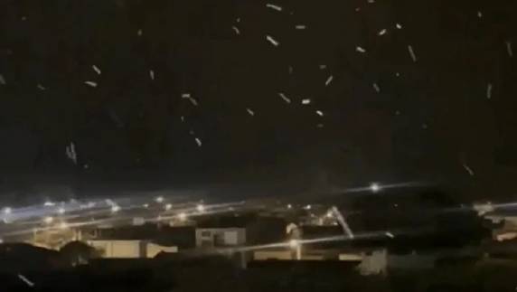 Em Pinheiro Machado, moradores filmaram flocos caindo por volta da 1h desta terça-feira. Prefeitura distribuiu cobertores e sopa para pessoas em situação de rua