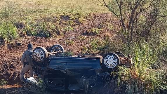 Pai e filho ficaram feridos em acidente nesta quarta-feira