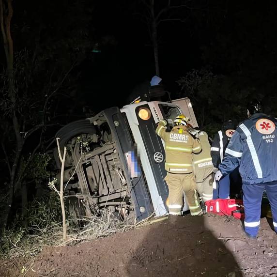 Caminhão saiu da pista e capotou próximo ao trevo de Santa Lúcia
