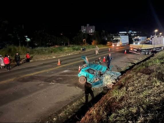 A colisão envolveu um Gol com placas do município e um caminhão emplacado em Palhoça, Santa Catarina.