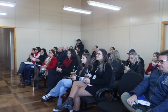 A apresentação foi aberta ao público, garantindo a transparência dos atos governamentais