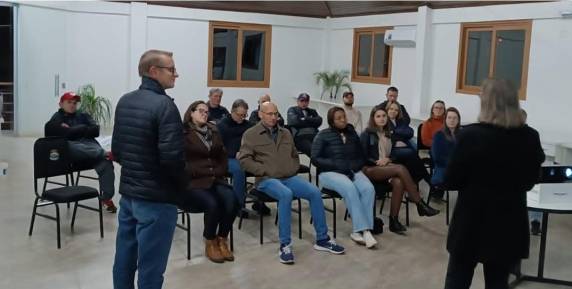 O Secretário da Fazenda, Nerci José Mucha, orientou os presentes sobre a documentação necessária para participação em licitações e os prazos estabelecidos.