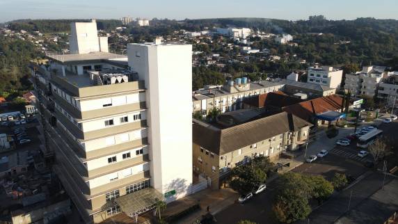 Com mais de 1.300 colaboradores diretos e mais de 500 médicos divididos em três unidades de atendimento, e serviços que são referência em diversas especialidades, o Vida & Saúde comemora nove décadas de história marcadas pela humanização, qualidade e segurança.