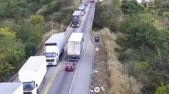 A ocorrência foi registrada por uma câmera de segurança instalada no local.