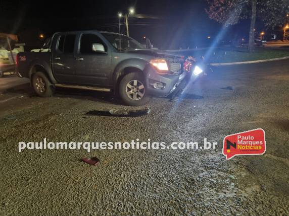 O acidente envolveu uma caminhonete e uma moto no trevo de acesso ao município