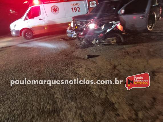 O acidente envolveu uma caminhonete e uma moto no trevo de acesso ao município