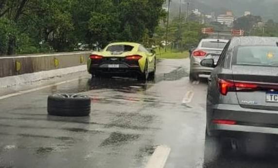 Pneu caiu enquanto o veículo de luxo  circulava na Avenida da Saudade, o que resultou em um leve congestionamento na região do bairro Trindade