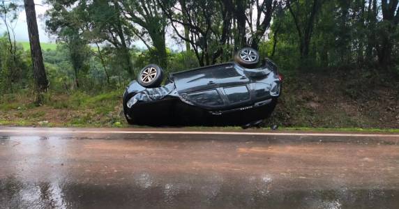 Motorista perde controle após aquaplanagem; ninguém se feriu