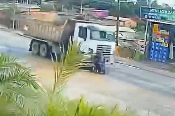 Aposentado tinha ido a mercado e retornava para casa, em Porto Alegre. Com impacto, cadeira de rodas ficou torta e não pode ser mais utilizada. Polícia Civil investiga o caso.