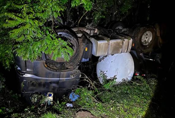 Motorista foi levado ao hospital após acidente na noite de sábado