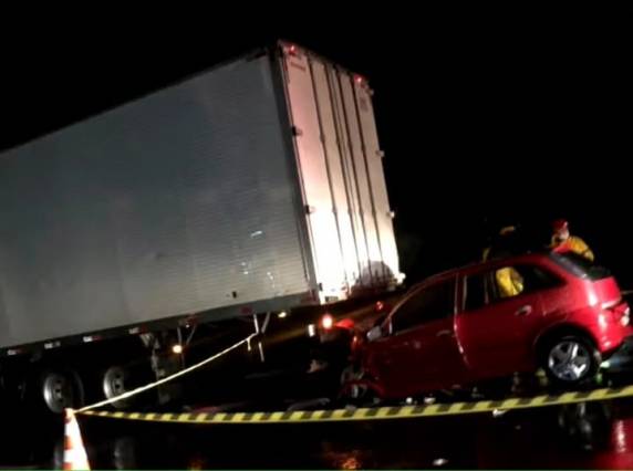 A passageira do veículo de passeio sofreu ferimentos, recebeu os primeiros socorros do Serviço de Atendimento Móvel de Urgência (Samu) e foi encaminhada ao hospital
