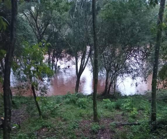 Cheia do Rio Buricá cobre pontes e estradas em Três de Maio, Alegria e Independência