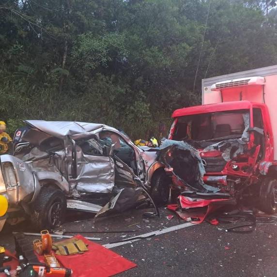 A colisão entre uma caminhonete Toyota Hilux e um caminhão ocorreu por volta das 16h30, no km 28 da rodovia.