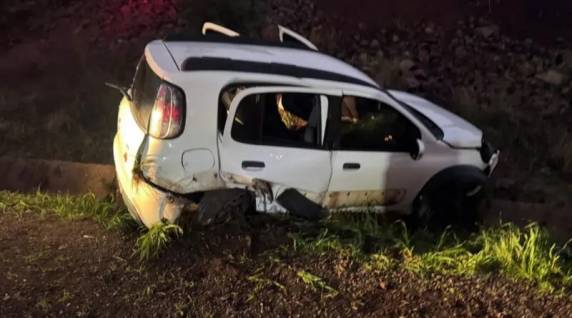 A condutora do carro envolvido no acidente foi imobilizada e removida pela viatura do Corpo de Bombeiros até o Pronto Atendimento do Hospital Panambi