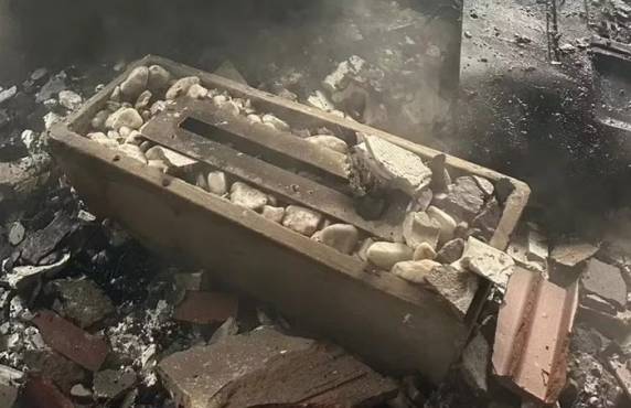 Chamas provocaram danos na cozinha e na sala do imóvel; ninguém ficou ferido