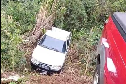 Após o abalroamento, o condutor da S10 perdeu o controle da direção, resultando na saída de pista e queda dos dois passageiros da carroceria, que sofreram ferimentos leves.