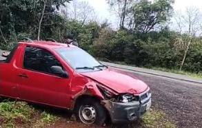 Após o abalroamento, o condutor da S10 perdeu o controle da direção, resultando na saída de pista e queda dos dois passageiros da carroceria, que sofreram ferimentos leves.