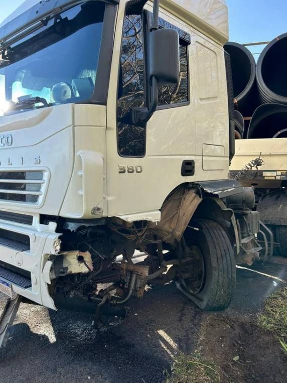 Acidente envolveu Fiat Uno e carreta carregada com tubos na BR-158, na tarde desta segunda-feira (30)