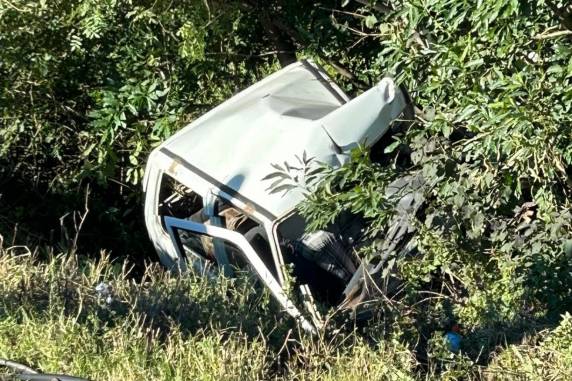Acidente envolveu Fiat Uno e carreta carregada com tubos na BR-158, na tarde desta segunda-feira (30)