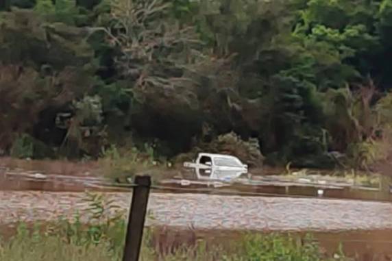 Estrutura estava coberta pela água devido ao volume represado do Rio Uruguai. Homem recebeu atendimento e passa bem