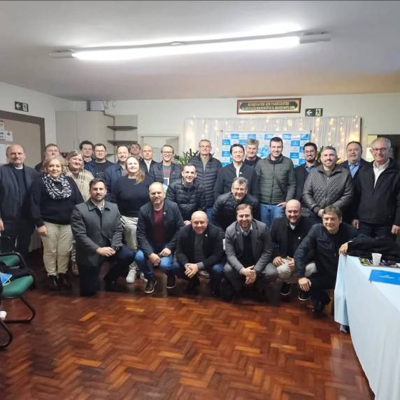 O encontro ocorreu na sede da associação e reuniu prefeitos, vice-prefeitos e convidados especiais.
