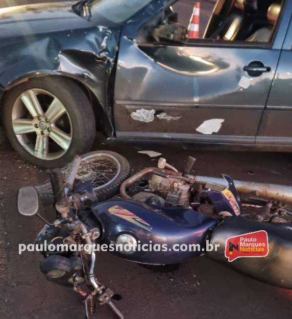 A colisão envolveu um automóvel Volkswagen Bora e uma motocicleta.