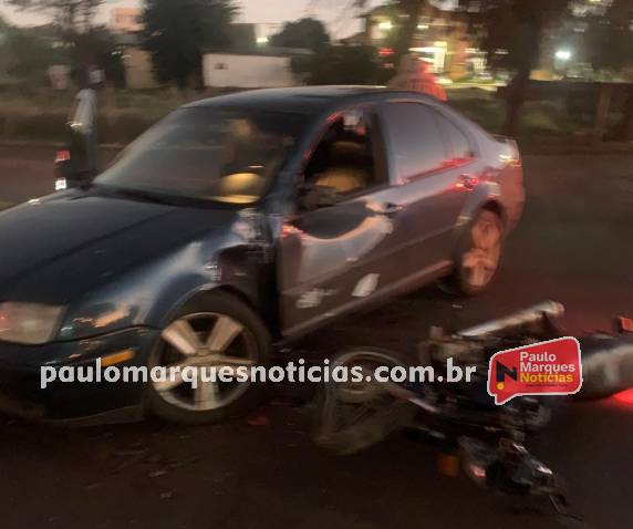 A colisão envolveu um automóvel Volkswagen Bora e uma motocicleta.